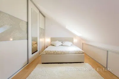 Kuchyně; kuchyňské spotřebiče, dřevěná podlaha, přirozené světlo, moderní styl