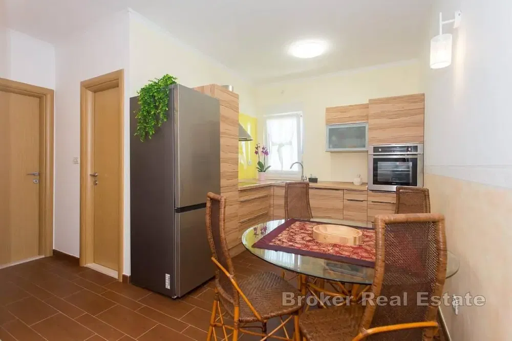 Kuchyně; kuchyňské spotřebiče, dřevěná podlaha, přirozené světlo, moderní styl