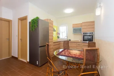 Kuchyně; kuchyňské spotřebiče, dřevěná podlaha, přirozené světlo, moderní styl