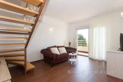 Kuchyně; kuchyňské spotřebiče, dřevěná podlaha, přirozené světlo, moderní styl