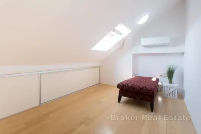 Kuchyně; kuchyňské spotřebiče, dřevěná podlaha, přirozené světlo, moderní styl