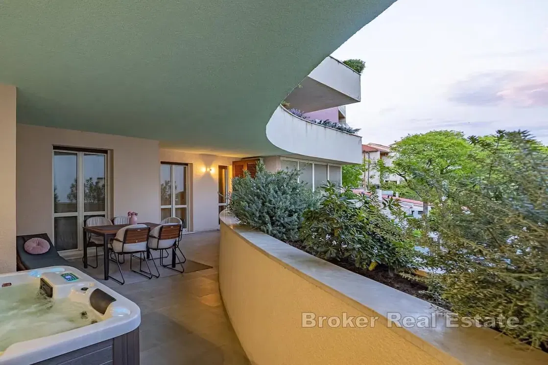 Kuchyně; kuchyňské spotřebiče, dřevěná podlaha, přirozené světlo, moderní styl