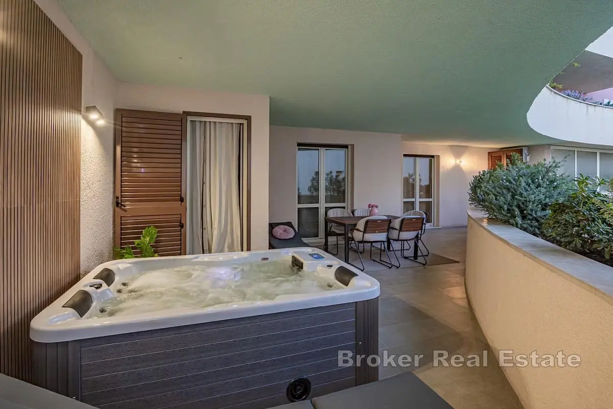 Obývací pokoj; dřevěná podlaha, přirozené světlo, moderní styl