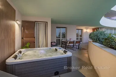 Obývací pokoj; dřevěná podlaha, přirozené světlo, moderní styl