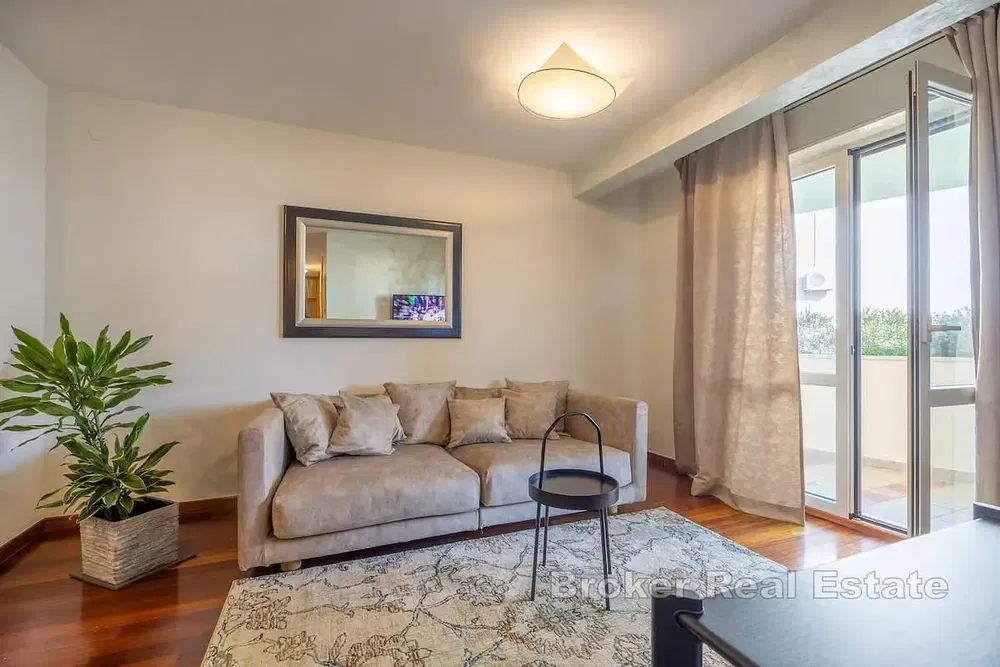 Kuchyně; kuchyňské spotřebiče, dřevěná podlaha, přirozené světlo, moderní styl