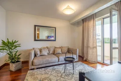 Kuchyně; kuchyňské spotřebiče, dřevěná podlaha, přirozené světlo, moderní styl