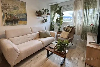 Küche; küchengeräte, holzboden, tageslicht, moderner stil