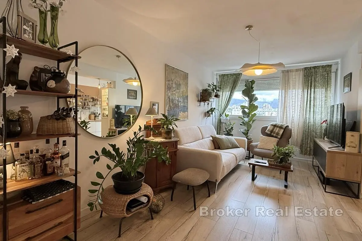 Küche; küchengeräte, holzboden, tageslicht, moderner stil