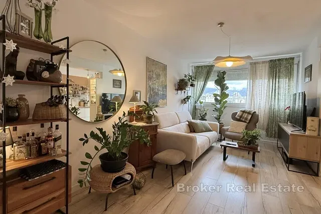 Küche; küchengeräte, holzboden, tageslicht, moderner stil