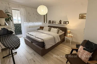 Küche; küchengeräte, holzboden, tageslicht, moderner stil