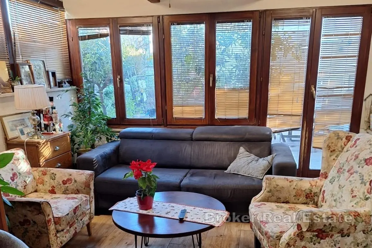 Kuchyně; kuchyňské spotřebiče, dlažba, přirozené světlo, moderní styl