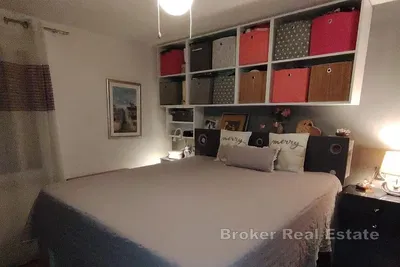 Kuchyně; kuchyňské spotřebiče, dřevěná podlaha, přirozené světlo, moderní styl