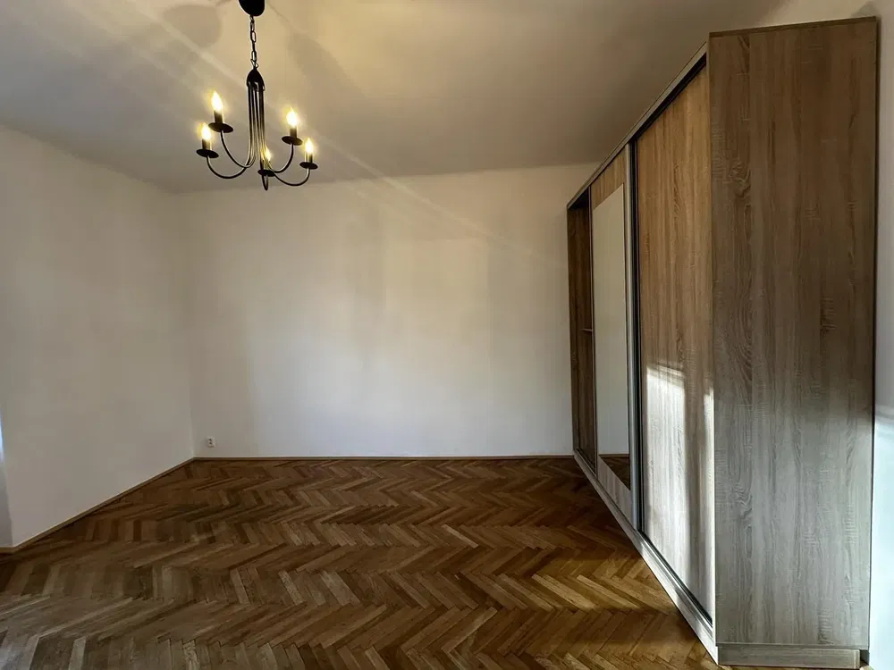 Кухня; кухненски уреди, дървен под, естествена светлина, модерен стил