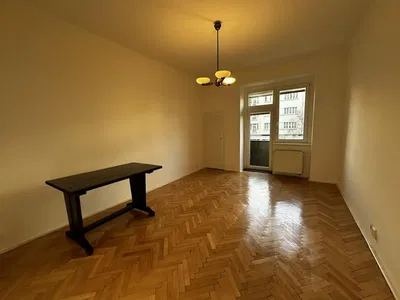 Хол; дървен под, естествена светлина, модерен стил