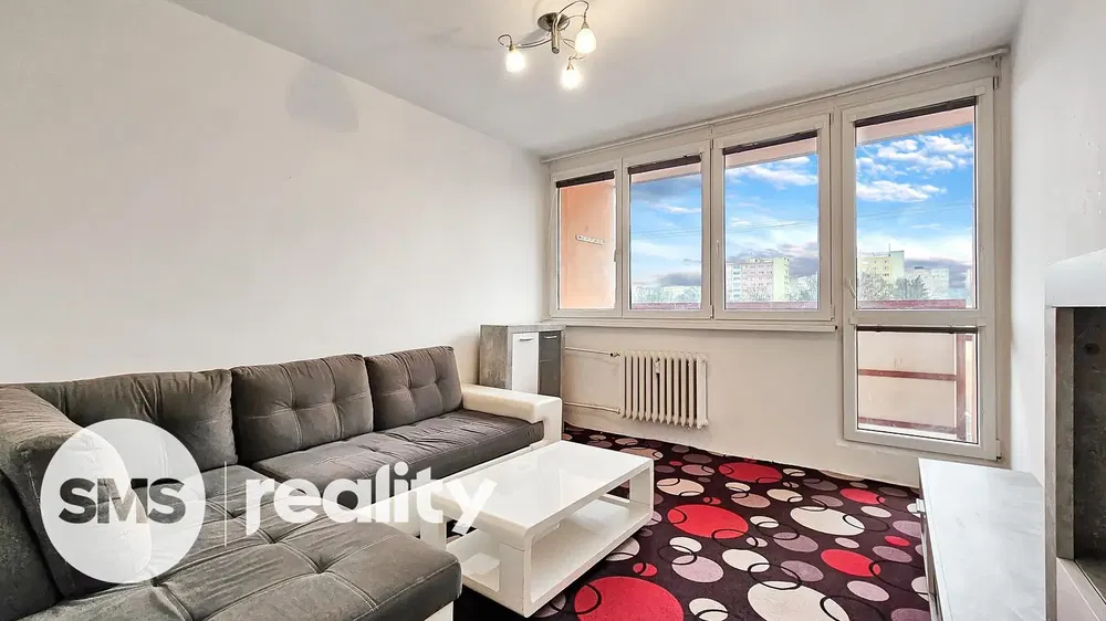 Кухня; кухненски уреди, дървен под, естествена светлина, модерен стил