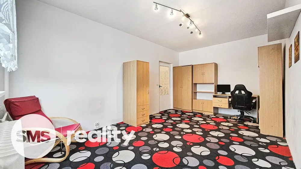 Хол; дървен под, естествена светлина, модерен стил