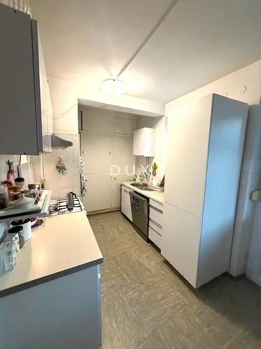 Cuisine; électroménager, parquet, lumière naturelle, style moderne