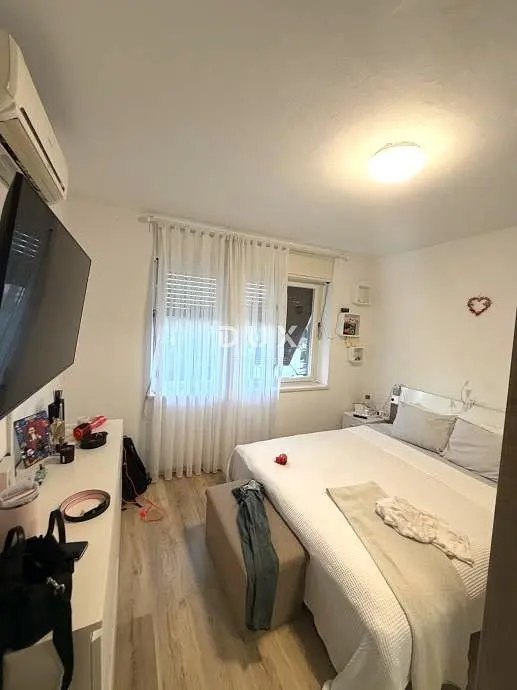 Cuisine; électroménager, parquet, lumière naturelle, style moderne