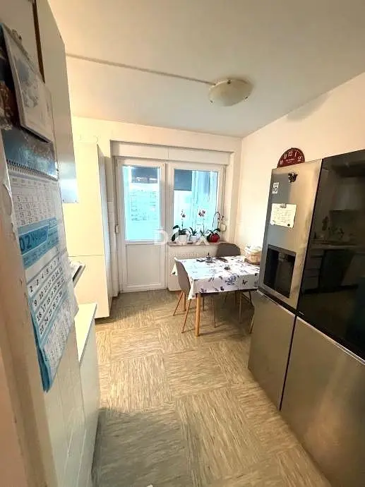 Cuisine; électroménager, parquet, lumière naturelle, style moderne