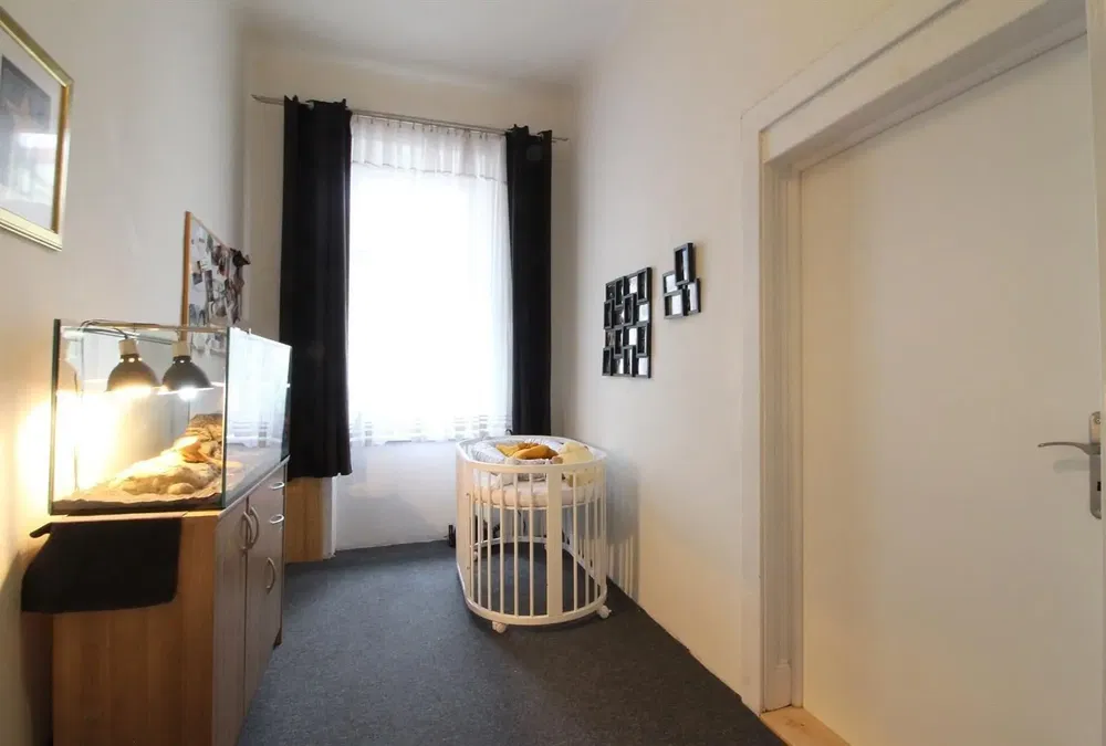 Кухня; кухненски уреди, дървен под, естествена светлина, модерен стил