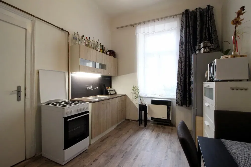 Кухня; кухненски уреди, дървен под, естествена светлина, модерен стил