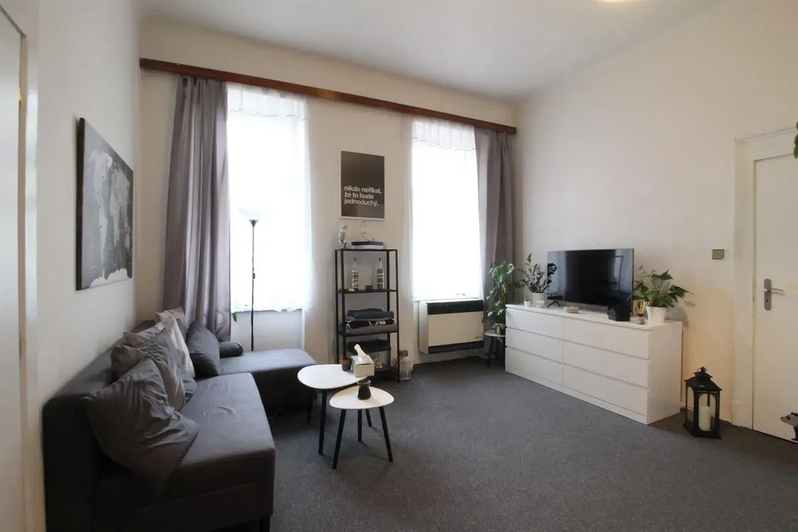 Кухня; кухненски уреди, дървен под, естествена светлина, модерен стил