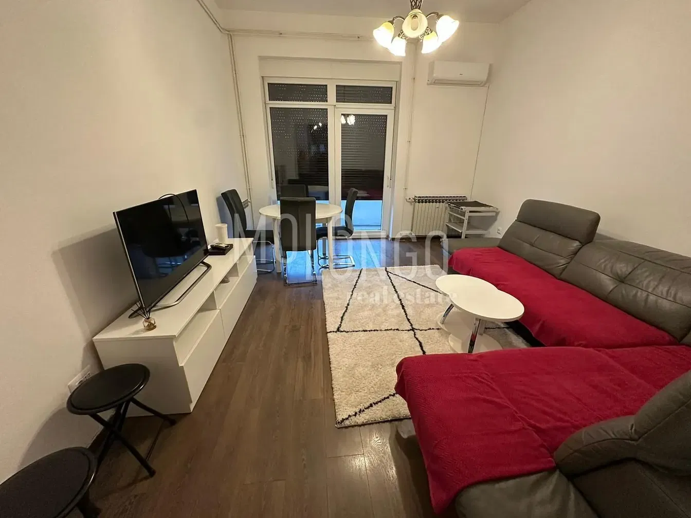 Cuisine; électroménager, parquet, lumière naturelle, style moderne