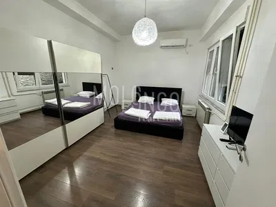 Cuisine; électroménager, parquet, lumière naturelle, style moderne