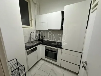 Cuisine; électroménager, parquet, lumière naturelle, style moderne