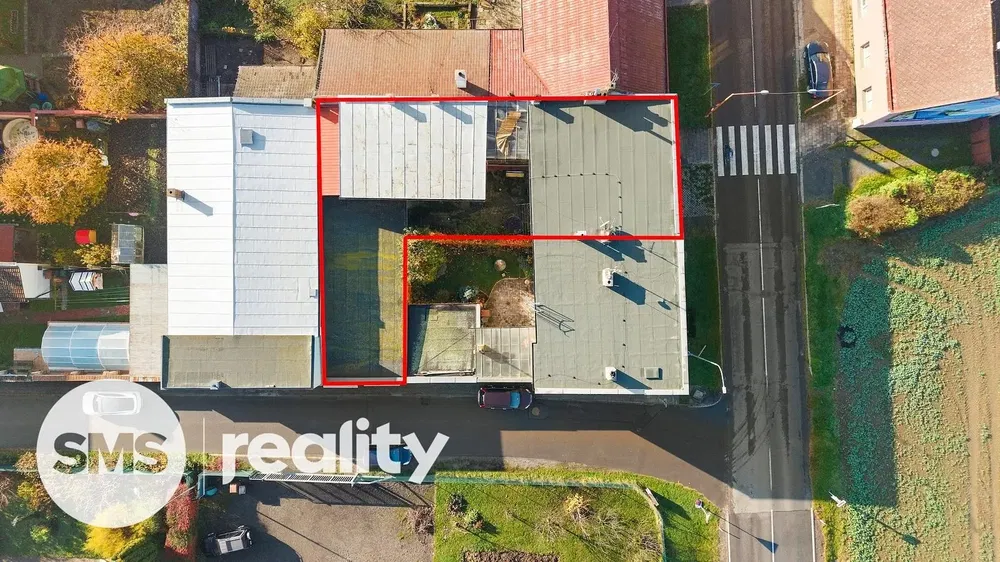 Obývací pokoj; dřevěná podlaha, přirozené světlo, moderní styl, vysoké stropy