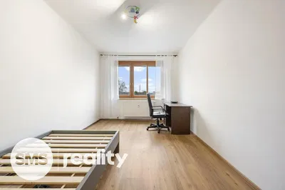 Kuchyně; kuchyňské spotřebiče, dřevěná podlaha, přirozené světlo, moderní styl