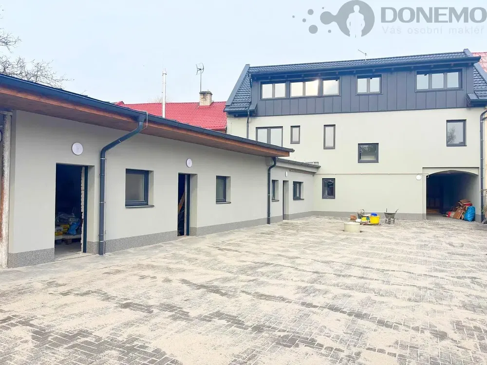 Хол; дървен под, естествена светлина, модерен стил