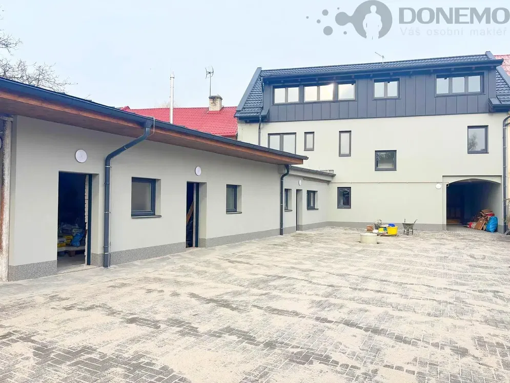 Хол; дървен под, естествена светлина, модерен стил