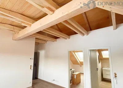 Кухня; кухненски уреди, дървен под, естествена светлина, модерен стил