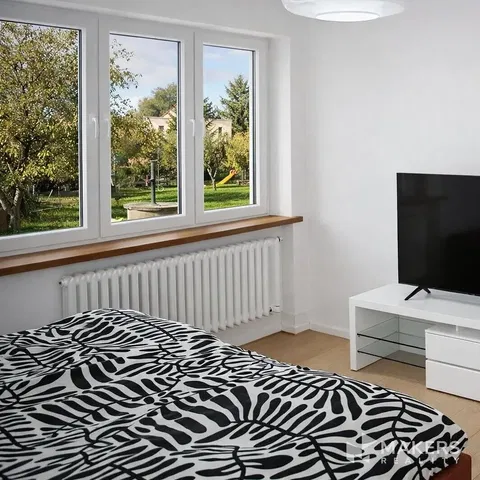 Кухня; кухненски уреди, дървен под, естествена светлина, модерен стил