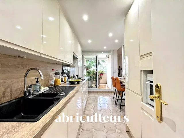 Κουζίνα; συσκευές κουζίνας, ξύλινο πάτωμα, φυσικό φως, μοντέρνο στυλ