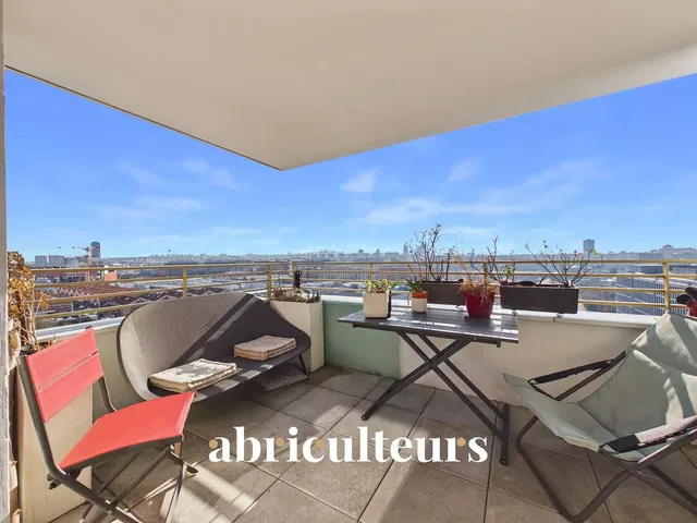 Κουζίνα; συσκευές κουζίνας, ξύλινο πάτωμα, φυσικό φως, μοντέρνο στυλ