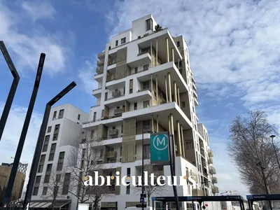 Κουζίνα; συσκευές κουζίνας, ξύλινο πάτωμα, φυσικό φως, μοντέρνο στυλ