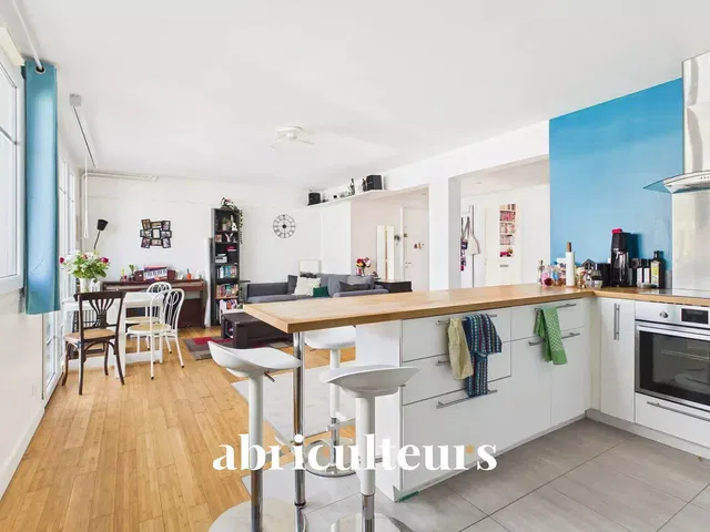 Κουζίνα; συσκευές κουζίνας, ξύλινο πάτωμα, φυσικό φως, μοντέρνο στυλ