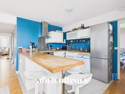 Κουζίνα; συσκευές κουζίνας, ξύλινο πάτωμα, φυσικό φως, μοντέρνο στυλ