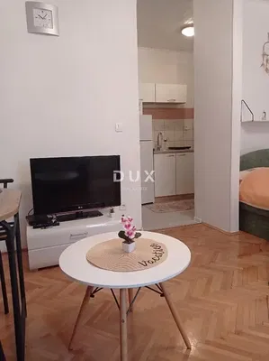 Soggiorno; pavimento in legno, luce naturale, stile moderno