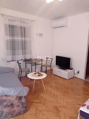 Cuisine; électroménager, parquet, lumière naturelle, style moderne