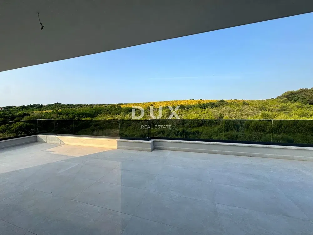 Cuisine; électroménager, parquet, lumière naturelle, style moderne