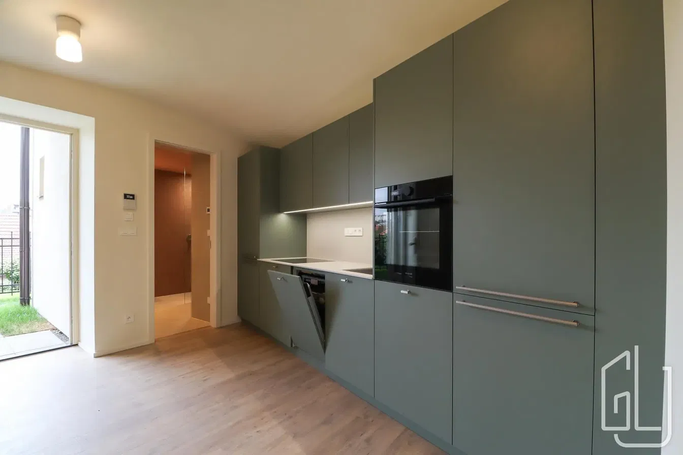 Obývací pokoj; dřevěná podlaha, přirozené světlo, moderní styl