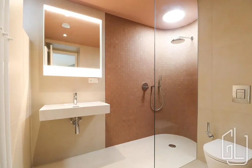 Obývací pokoj; dřevěná podlaha, přirozené světlo, moderní styl