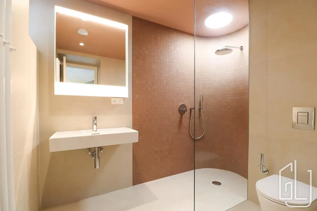 Obývací pokoj; dřevěná podlaha, přirozené světlo, moderní styl