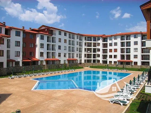 Kuchyňa; kuchynské spotrebiče, drevená podlaha, prirodzené svetlo, moderný štýl