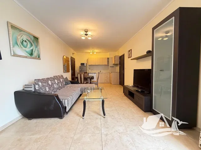 Kuchyňa; kuchynské spotrebiče, drevená podlaha, prirodzené svetlo, moderný štýl