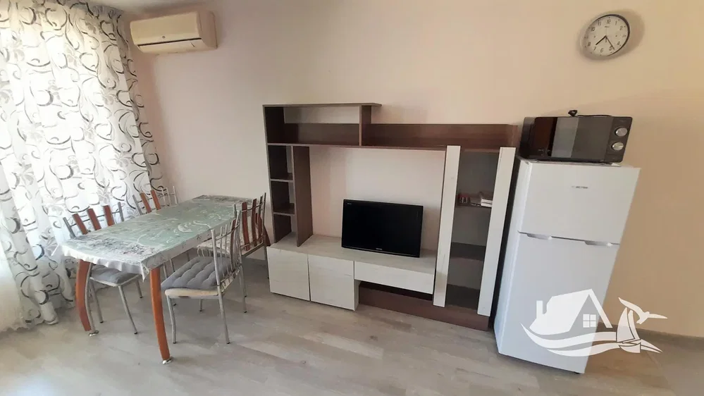Kuchyňa; kuchynské spotrebiče, drevená podlaha, prirodzené svetlo, moderný štýl