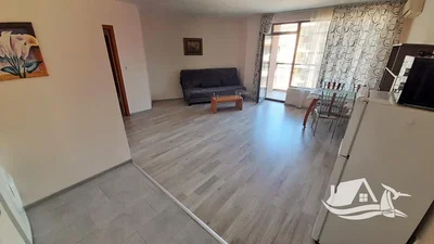 Kuchyňa; kuchynské spotrebiče, drevená podlaha, prirodzené svetlo, moderný štýl